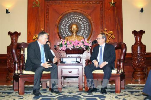 Bí thư Thành ủy thành phố Hồ Chí Minh Nguyễn Thiện Nhân tiếp tổ hợp Tập đoàn Airbus - Dornier và Công ty Komtek do ông Michael Holzschneider, Giám đốc Ban tư vấn hàng không - sân bay Công ty Tư vấn Quốc tế Dornier Consulting làm đại diện đang có chuyến thăm làm việc tại Việt Nam. Ảnh: Thanh Vũ –TTXVN Bí thư Thành ủy thành phố Hồ Chí Minh Nguyễn Thiện Nhân tiếp tổ hợp Tập đoàn Airbus - Dornier và Công ty Komtek do ông Michael Holzschneider, Giám đốc Ban tư vấn hàng không - sân bay Công ty Tư vấn Quốc tế Dornier Consulting làm đại diện đang có chuyến thăm làm việc tại Việt Nam. Ảnh: Thanh Vũ –TTXVN