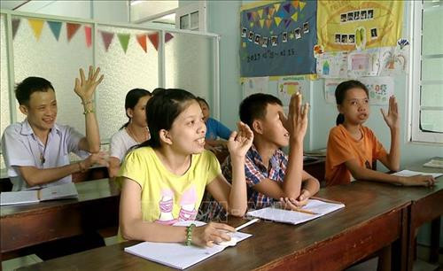 Một giờ học văn hóa ở Trung tâm Bảo trợ nạn nhân chất độc màu da cam và Trẻ em bất hạnh thành phố Đà Nẵng. Ảnh: Quốc Dũng – TTXVN Một giờ học văn hóa ở Trung tâm Bảo trợ nạn nhân chất độc màu da cam và Trẻ em bất hạnh thành phố Đà Nẵng. Ảnh: Quốc Dũng – TTXVN