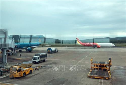 Hàng loạt chuyến bay của Vietjet và Vietnam Airline tại sân bay Phú Quốc (Kiên Giang) phải hoãn và hủy chuyến do thời tiết xấu. Ảnh: Huy Hùng - TTXVN