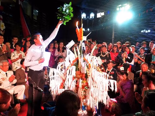 Đại học Huế đã trao giấy khen cho các bạn lưu học sinh Lào có thành tích cao trong học tập và rèn luyện. Ảnh: Tường Vi - TTXVN Lễ té nước trong ngày Tết Bunpimay. Ảnh: Tường Vi - TTXVN Buộc chỉ cổ tay chúc nhau an khang, thịnh vượng, sức khỏe và may mắn. Ảnh: Tường Vi - TTXVN Buộc chỉ cổ tay chúc nhau an khang, thịnh vượng, sức khỏe và may mắn. Ảnh: Tường Vi - TTXVN Lễ cầu may được tiến hành trang trọng và ấm cúng. Ảnh: Tường Vi - TTXVN