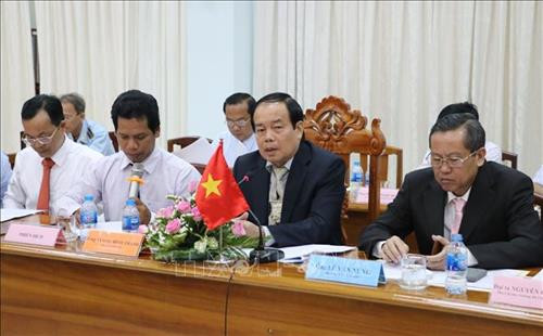 Chủ tịch UBND tỉnh An Giang (Việt Nam) Vương Bình Thạnh (thứ 2 phải qua) phát biểu tại hội nghị. Ảnh: Vương Thoại Trung – TTXVN Chủ tịch UBND tỉnh An Giang (Việt Nam) Vương Bình Thạnh (thứ 2 phải qua) phát biểu tại hội nghị. Ảnh: Vương Thoại Trung – TTXVN