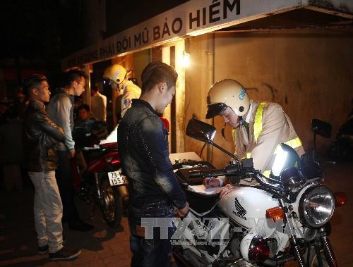 Lực lượng công an Tổ công tác 141 xử phạt người điều khiển xe máy vi phạm Luật Giao thông đường bộ đêm giao thừa. Ảnh: Doãn Tấn/TTXVN Lực lượng công an Tổ công tác 141 xử phạt người điều khiển xe máy vi phạm Luật Giao thông đường bộ đêm giao thừa. Ảnh: Doãn Tấn/TTXVN