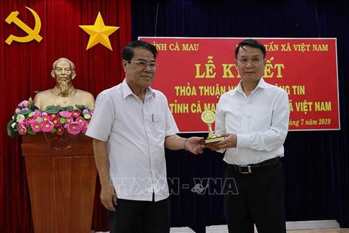 Bí thư Tỉnh ủy Cà Mau Dương Thanh Bình trao quà lưu niệm cho Tổng Giám đốc TTXVN Nguyễn Đức Lợi tại buổi lễ. Ảnh: Kim Há - TTXVN Bí thư Tỉnh ủy Cà Mau Dương Thanh Bình trao quà lưu niệm cho Tổng Giám đốc TTXVN Nguyễn Đức Lợi tại buổi lễ. Ảnh: Kim Há - TTXVN