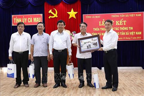 Tổng Giám đốc TTXVN Nguyễn Đức Lợi tặng quà lưu niệm cho các đồng chí lãnh đạo Tỉnh ủy Cà Mau. Ảnh: Kim Há - TTXVN Tổng Giám đốc TTXVN Nguyễn Đức Lợi tặng quà lưu niệm cho các đồng chí lãnh đạo Tỉnh ủy Cà Mau. Ảnh: Kim Há - TTXVN