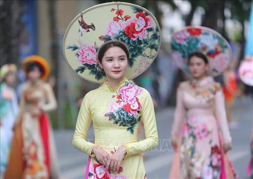 Tiết mục trình diễn áo dài tại Lễ hội đường phố chào mừng Lễ kỷ niệm. Ảnh: Lâm Khánh - TTXVN