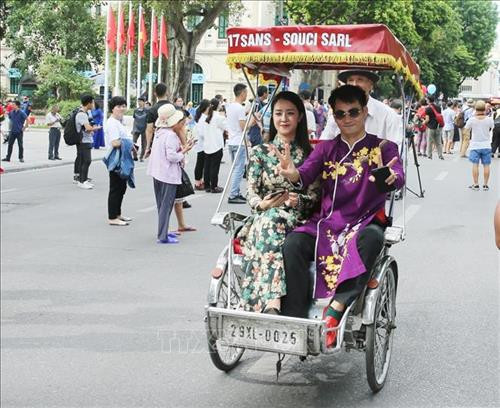 Các nghệ sĩ tham gia Lễ hội đường phố chào mừng Lễ kỷ niệm. Ảnh: Lâm Khánh - TTXVN