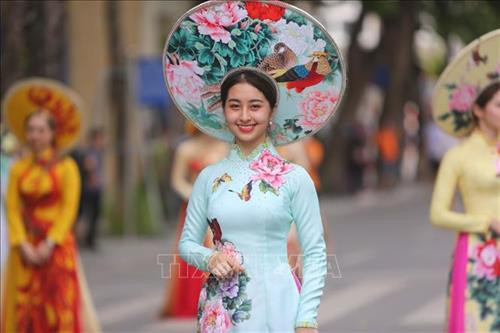 Tiết mục trình diễn áo dài tại Lễ hội đường phố chào mừng Lễ kỷ niệm. Ảnh: Lâm Khánh - TTXVN