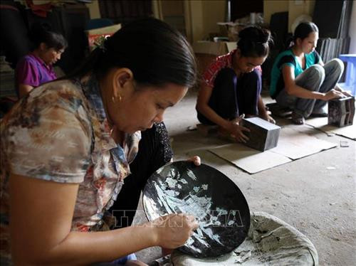 Hà Nội có rất nhiều điểm thu hút khách du lịch với cảnh quan kiến trúc độc đáo, di sản văn hóa phong phú cùng nhiều làng nghề thủ công và truyền thống. Trong ảnh: Làng nghề sơn mài truyền thống Hạ Thái, huyện Phú Xuyên với hơn 200 năm tuổi, được thành phố quy hoạch là một trong 6 điểm làng nghề du lịch, tạo diện mạo mới cho nông thôn Việt Nam. Ảnh: Trần Việt - TTXVN Hà Nội có rất nhiều điểm thu hút khách du lịch với cảnh quan kiến trúc độc đáo, di sản văn hóa phong phú cùng nhiều làng nghề thủ công và truyền thống. Trong ảnh: Làng nghề sơn mài truyền thống Hạ Thái, huyện Phú Xuyên với hơn 200 năm tuổi, được thành phố quy hoạch là một trong 6 điểm làng nghề du lịch, tạo diện mạo mới cho nông thôn Việt Nam. Ảnh: Trần Việt - TTXVN