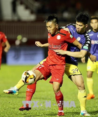 Pha tranh bóng giữa cầu thủ hai đội. Ảnh: Quang Nhựt – TTXVN Pha tranh bóng giữa cầu thủ hai đội. Ảnh: Quang Nhựt – TTXVN