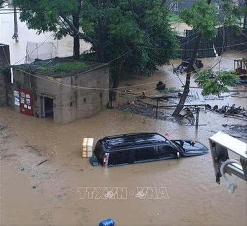 Thị trấn Trùng Khánh bị ngập nước khiến nhiều xe ô tô bị hỏng. Ảnh: TTXVN phát Thị trấn Trùng Khánh bị ngập nước khiến nhiều xe ô tô bị hỏng. Ảnh: TTXVN phát