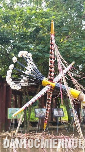 Cây nêu, cột lễ của đồng bào Cơ Tu được trang trí với các màu chủ đạo đen, đỏ, trắng, vàng thể hiện yếu tố tâm linh của đồng bào. Ảnh: Hoàng Hải Cây nêu, cột lễ của đồng bào Cơ Tu được trang trí với các màu chủ đạo đen, đỏ, trắng, vàng thể hiện yếu tố tâm linh của đồng bào. Ảnh: Hoàng Hải