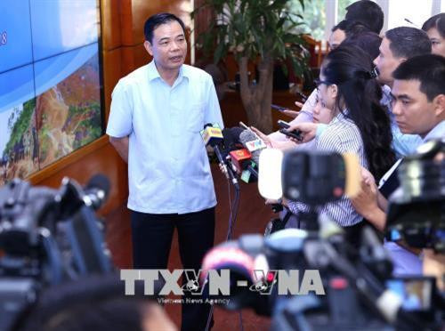 Bộ trưởng Bộ Nông nghiệp và Phát triển nông thôn, Trưởng ban Chỉ đạo Trung ương về phòng chống thiên tai Nguyễn Xuân Cường trả lời phỏng vấn các cơ quan báo chí bên lề Hội nghị. Ảnh: Vũ Sinh - TTXVN Bộ trưởng Bộ Nông nghiệp và Phát triển nông thôn, Trưởng ban Chỉ đạo Trung ương về phòng chống thiên tai Nguyễn Xuân Cường trả lời phỏng vấn các cơ quan báo chí bên lề Hội nghị. Ảnh: Vũ Sinh - TTXVN