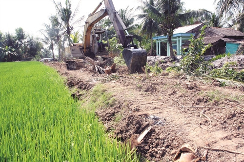 Xây dựng giao thông nội đồng ở xã Phú Cần, huyện Tiểu Cần. Xây dựng giao thông nội đồng ở xã Phú Cần, huyện Tiểu Cần.