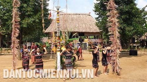 Bà con dân làng và mọi người tham gia dự lễ cùng múa hát xung quanh cây nêu vừa được dựng của đồng bào Cơ Tu. Ảnh: Hoàng Hải Bà con dân làng và mọi người tham gia dự lễ cùng múa hát xung quanh cây nêu vừa được dựng của đồng bào Cơ Tu. Ảnh: Hoàng Hải