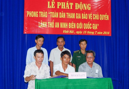Người dân thị xã Vĩnh Châu ký kết tham gia phong trào. Ảnh: Văn Long - bienphong.com.vn Người dân thị xã Vĩnh Châu ký kết tham gia phong trào. Ảnh: Văn Long - bienphong.com.vn