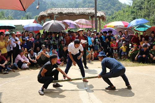Du khách tham quan các gian hàng trưng bày sản vật địa phương. Các đội thi trò chơi bắt cá. Các đội thi làm bánh. Người dân tham gia thi môn đẩy gậy. Ban tổ chức trao cờ lưu niệm cho các đội tham gia Ngày hội văn hóa. Du khách tham quan các gian hàng trưng bày sản vật địa phương. Các đội thi trò chơi bắt cá. Các đội thi làm bánh. Người dân tham gia thi môn đẩy gậy. Ban tổ chức trao cờ lưu niệm cho các đội tham gia Ngày hội văn hóa.