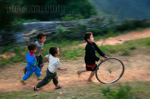 Bên bếp lửa. Ảnh: V.T.C Bếp nội trú của học sinh vùng cao Tả Sìn Thàng (Tủa Chùa). Ảnh: V.T.C Chị em. Ảnh: V.T.C Giờ ra chơi. Ảnh: V.T.C Làm bánh trôi. Ảnh: V.T.C Bên hiên nhà. Ảnh: V.T.C Niềm vui đến trường. Ảnh: V.T.C Qua cầu. Ảnh: V.T.C Trò chơi tuổi thơ. Ảnh: V.T.C