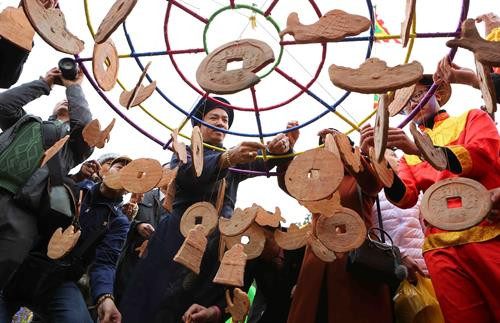 Tái hiện lại tục lệ dựng cây nêu ngày Tết. Tái hiện lại tục lệ dựng cây nêu ngày Tết. Tái hiện lại lễ dâng hương khai xuân. Du khách nước ngoài tham gia tục lệ dựng cây nêu ngày Tết. Một nghi thức trong lễ dựng cây nêu ngày tết Du khách nước ngoài tham gia tục lệ dựng cây nêu ngày Tết. Cây nêu ngày Tết Các tiết mục văn nghệ truyền thống tại chương trình. Biểu diễn các tiết mục văn nghệ truyền thống Biểu diễn các tiết mục văn nghệ truyền thống Biểu diễn các tiết mục văn nghệ truyền thống Tái hiện lại lễ dâng hương khai xuân. Tái hiện lại lễ dâng hương khai xuân. Tái hiện lại tục lệ dựng cây nêu ngày Tết. Tái hiện lại tục lệ dựng cây nêu ngày Tết. Tái hiện lại lễ dâng hương khai xuân. Du khách nước ngoài tham gia tục lệ dựng cây nêu ngày Tết. Một nghi thức trong lễ dựng cây nêu ngày tết Du khách nước ngoài tham gia tục lệ dựng cây nêu ngày Tết. Cây nêu ngày Tết Các tiết mục văn nghệ truyền thống tại chương trình. Biểu diễn các tiết mục văn nghệ truyền thống Biểu diễn các tiết mục văn nghệ truyền thống Biểu diễn các tiết mục văn nghệ truyền thống Tái hiện lại lễ dâng hương khai xuân. Tái hiện lại lễ dâng hương khai xuân.