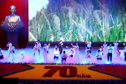 Một tiết mục văn nghệ tại Lễ kỷ niệm. Ảnh: Anh Tuấn - TTXVN Một tiết mục văn nghệ tại Lễ kỷ niệm. Ảnh: Anh Tuấn - TTXVN