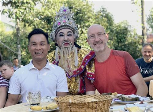 Du khách chụp ảnh lưu niệm cùng nghệ sĩ Vũ Linh Tâm thuộc gánh hát bội Đồng Thinh (Vĩnh Long). Ảnh: Lê Thúy Hằng - TTXVN Du khách chụp ảnh lưu niệm cùng nghệ sĩ Vũ Linh Tâm thuộc gánh hát bội Đồng Thinh (Vĩnh Long). Ảnh: Lê Thúy Hằng - TTXVN