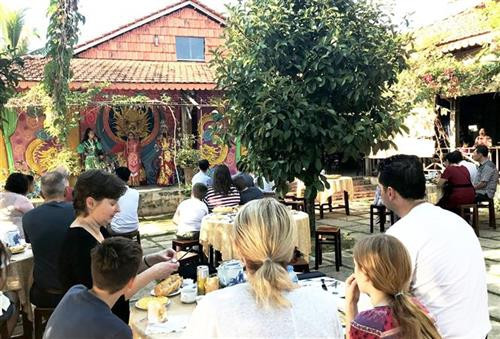 Du khách thưởng thức chương trình hát bội. Ảnh: Lê Thúy Hằng – TTXVN Du khách thưởng thức chương trình hát bội. Ảnh: Lê Thúy Hằng – TTXVN