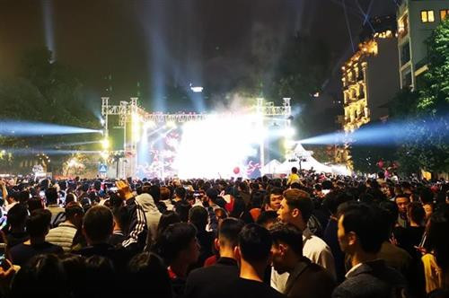 Chương trình nghệ thuật “Chào xuân 2020” diễn ra tại khu vực Tượng đài quyết tử để Tổ quốc quyết sinh (Hà Nội). Ảnh: Thành Đạt - TTXVN