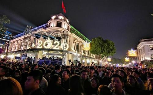 Nhiều người dân tập trung tại khu vực phố đi bộ Hồ Hoàn Kiếm chào đón năm mới 2020. Ảnh: Thành Đạt - TTXVN