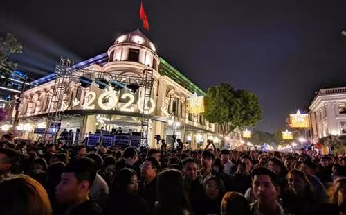 Nhiều người dân tập trung tại khu vực phố đi bộ Hồ Hoàn Kiếm chào đón năm mới 2020. Ảnh: Thành Đạt - TTXVN