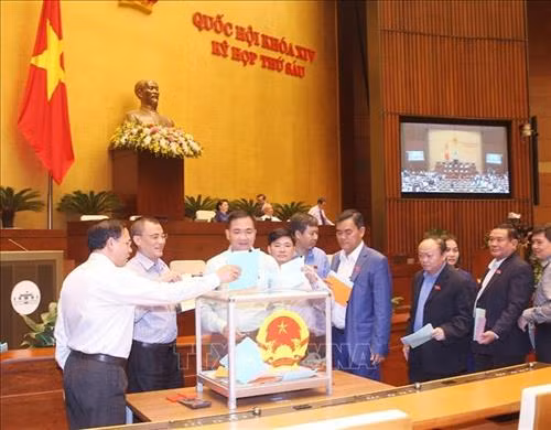 Quốc hội đã từng 2 lần lấy phiếu tín nhiệm. Lần thứ nhất vào tháng 6/2013 đối với 47 chức danh và lần thứ hai vào tháng 11/2014 với 50 chức danh. Ảnh: Lâm Khánh – TTXVN