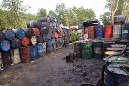 Cơ quan chức năng đang kiểm tra cơ sở tái chế dầu nhớt ở xã Lê Minh Xuân, huyện Bình Chánh, Thành phố Hồ Chí Minh vào ngày 23/11/2017. Nguồn: thanhuytphcm.vn