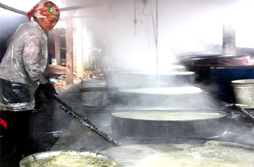 Với chất lượng lượng cao, đảm bảo, mật mía nơi đây được mọi người tiêu dùng ưa chuộng Với chất lượng lượng cao, đảm bảo, mật mía nơi đây được mọi người tiêu dùng ưa chuộng