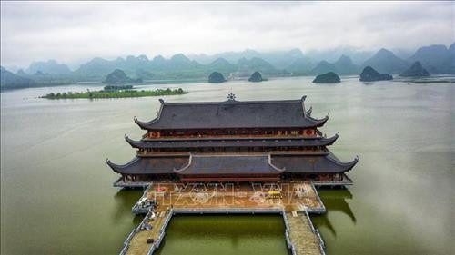 Quần thể chùa có diện tích khoảng 5.100 ha, với gần 1.000 ha hồ nước, 3.000 ha núi đá, rừng tự nhiên… cùng nhiều thung lũng, 3 mặt bao bọc bởi núi, trước là hồ Tam Chúc với 6 quả núi nhỏ. Ảnh: Thành Đạt - TTXVN Ba pho tượng Phật bằng đồng dát đồng đen, mỗi bức nặng 200 tấn đặt giữa trung tâm điện Tam Thế. Ảnh: Thành Đạt – TTXVN Trung tâm Hội nghị quốc tế được xây dựng nổi trên mặt hồ cao 31 m. Ảnh: Thành Đạt – TTXVN Điện Tam thế đã cơ bản hoàn thành. Ảnh: Thành Đạt – TTXVN Quần thể chùa Tam Chúc nhìn từ xa. Ảnh: Thành Đạt – TTXVN Quần thể chùa có diện tích khoảng 5.100 ha, với gần 1.000 ha hồ nước, 3.000 ha núi đá, rừng tự nhiên… cùng nhiều thung lũng, 3 mặt bao bọc bởi núi, trước là hồ Tam Chúc với 6 quả núi nhỏ. Ảnh: Thành Đạt – TTXVN Buổi tập huấn cho các tình nguyện viên phục vụ Đại lễ Vesak 2019. Ảnh: Thành Đạt – TTXVN Cờ của các quốc gia tham dự được treo trang trọng trước thềm Đại lễ Vesak 2019. Ảnh: Thành Đạt – TTXVN Chùa Tam Chúc được xây dựng đặc biệt với 12.000 bức tranh đá miêu tả các sự tích của Đức Phật được những nghệ nhân tạc bằng đá núi lửa ở Indonesia. Ảnh: Thành Đạt - TTXVN Quần thể chùa có diện tích khoảng 5.100 ha, với gần 1.000 ha hồ nước, 3.000 ha núi đá, rừng tự nhiên… cùng nhiều thung lũng, 3 mặt bao bọc bởi núi, trước là hồ Tam Chúc với 6 quả núi nhỏ. Ảnh: Thành Đạt - TTXVN Ba pho tượng Phật bằng đồng dát đồng đen, mỗi bức nặng 200 tấn đặt giữa trung tâm điện Tam Thế. Ảnh: Thành Đạt – TTXVN Trung tâm Hội nghị quốc tế được xây dựng nổi trên mặt hồ cao 31 m. Ảnh: Thành Đạt – TTXVN Điện Tam thế đã cơ bản hoàn thành. Ảnh: Thành Đạt – TTXVN Quần thể chùa Tam Chúc nhìn từ xa. Ảnh: Thành Đạt – TTXVN Quần thể chùa có diện tích khoảng 5.100 ha, với gần 1.000 ha hồ nước, 3.000 ha núi đá, rừng tự nhiên… cùng nhiều thung lũng, 3 mặt bao bọc bởi núi, trước là hồ Tam Chúc với 6 quả núi nhỏ. Ảnh: Thành Đạt – TTXVN Buổi tập huấn cho các tình nguyện viên phục vụ Đại lễ Vesak 2019. Ảnh: Thành Đạt – TTXVN Cờ của các quốc gia tham dự được treo trang trọng trước thềm Đại lễ Vesak 2019. Ảnh: Thành Đạt – TTXVN Chùa Tam Chúc được xây dựng đặc biệt với 12.000 bức tranh đá miêu tả các sự tích của Đức Phật được những nghệ nhân tạc bằng đá núi lửa ở Indonesia. Ảnh: Thành Đạt - TTXVN