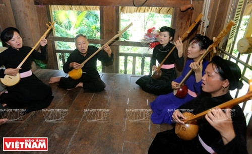 Với niềm đam mê và tình yêu cháy bỏng với những làn điệu Then, nghệ nhân Hà Thuấn đã góp phần xã hội hoá đưa Then đến gần hơn với quần chúng.