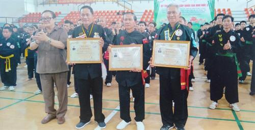 Liên đoàn võ cổ truyền Việt Nam trao bằng Đại võ sư quốc gia cho chưởng môn Nguyễn Minh Trí ( người thứ hai bên phải qua) Liên đoàn võ cổ truyền Việt Nam trao bằng Đại võ sư quốc gia cho chưởng môn Nguyễn Minh Trí ( người thứ hai bên phải qua)
