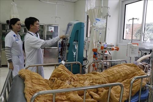 Các bác sỹ Bệnh viện Đa khoa tỉnh Yên Bái khám, chữa bệnh cho bệnh nhân. Ảnh: Đinh Thùy-TTXVN Các bác sỹ Bệnh viện Đa khoa tỉnh Yên Bái khám, chữa bệnh cho bệnh nhân. Ảnh: Đinh Thùy-TTXVN