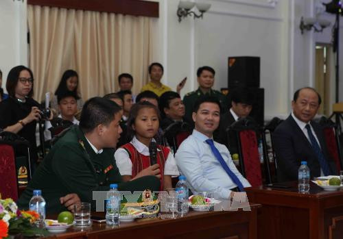 Đại diện học sinh có hoàn cảnh đặc biệt khó khăn được đỡ đầu trong Chương trình “Chiến sĩ quân hàm xanh nâng bước em tới trường” về tham dự chương trình “Chia sẻ cùng thầy cô” năm 2017 phát biểu. Ảnh: Quý Trung – TTXVN