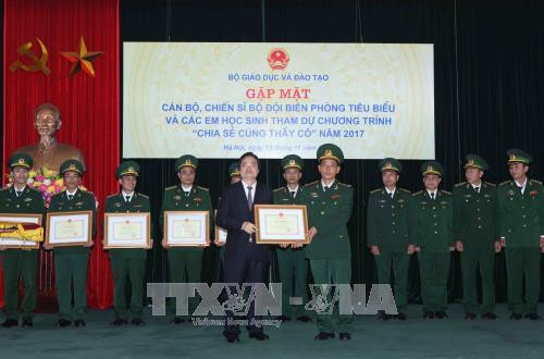 Bộ trưởng Bộ Giáo dục và Đào tạo Phùng Xuân Nhạ tặng Bằng khen cho 60 cán bộ, chiến sĩ Bộ đội Biên phòng tiêu biểu có nhiều đóng góp cho sự nghiệp giáo dục năm 2017. Ảnh: Quý Trung – TTXVN