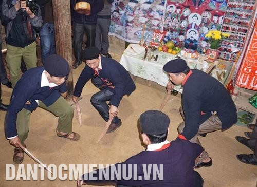 Các điệu múa trong Tết nhảy của đồng bào Dao đều thể hiện lòng biết ơn các vị thần và tổ tiên đã che chở, bảo vệ cho con cháu có cuộc sống bình yên. Ảnh: Hoàng Hải