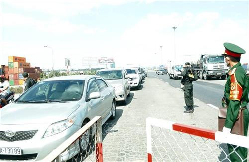 Các phương tiện dừng tại chốt để kiểm tra y tế. Ảnh: Thành Chung - TTXVN Các phương tiện dừng tại chốt để kiểm tra y tế. Ảnh: Thành Chung - TTXVN