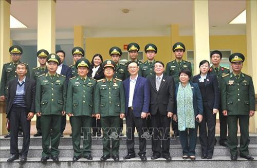 Phó Chủ tịch Quốc hội Đỗ Bá Tỵ với cán bộ, chiến sỹ Đồn Biên phòng Cửa khẩu Quốc tế Thanh Thủy. Ảnh: Kim Tiến-TTXVN phát. Phó Chủ tịch Quốc hội Đỗ Bá Tỵ với cán bộ, chiến sỹ Đồn Biên phòng Cửa khẩu Quốc tế Thanh Thủy. Ảnh: Kim Tiến-TTXVN phát.