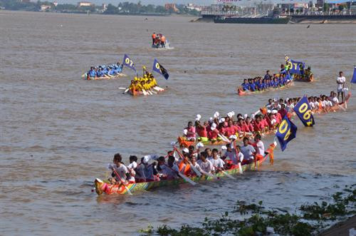 Các đội tham dự cuộc đua. Ảnh: Minh Hưng – Chanh Đa P/v TTXVN tại Campuchia. Các đội tham dự cuộc đua. Ảnh: Minh Hưng – Chanh Đa P/v TTXVN tại Campuchia.