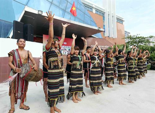 Các chàng trai, cô gái Xơ Đăng trình diễn các điệu múa truyền thống tại lễ dựng cây Nêu. Ảnh: Trần Lê Lâm - TTXVN Các chàng trai, cô gái Xơ Đăng trình diễn các điệu múa truyền thống tại lễ dựng cây Nêu. Ảnh: Trần Lê Lâm - TTXVN