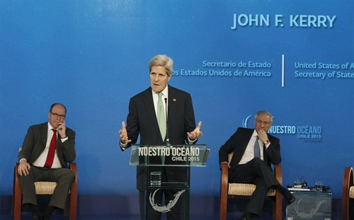 Ngoại trưởng Mỹ John Kerry (giữa) tại hội nghị "Đại dương của chúng ta" ở Chile ngày 5/10. Reuters/TTXVN