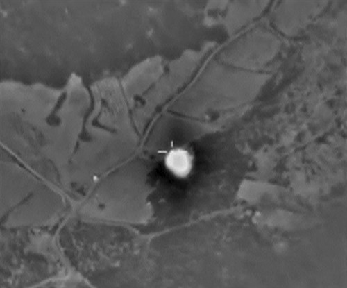 Trong ảnh (do Bộ Quốc phòng Nga cung cấp): Một cuộc oanh tạc của không quân Nga ở Syria ngày 5/10. Reuters/ TTXVN