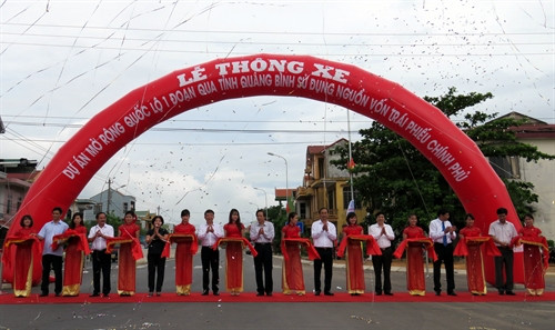 Lễ thông xe dự án mở rộng Quốc lộ 1A đoạn qua tỉnh Quảng Bình. Ảnh:Mạnh Thành- TTXVN Lễ thông xe dự án mở rộng Quốc lộ 1A đoạn qua tỉnh Quảng Bình. Ảnh:Mạnh Thành- TTXVN