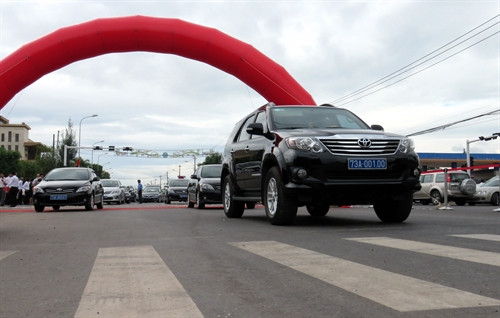 Các phương tiện lưu thông sau lễ thông xe. Ảnh:Mạnh Thành- TTXVN Các phương tiện lưu thông sau lễ thông xe. Ảnh:Mạnh Thành- TTXVN