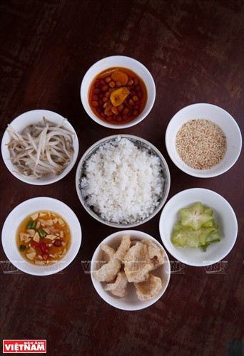 Các nguyên liệu khác đi kèm là mè (vừng), da heo chiên giòn, đậu phộng xào với dầu điều…