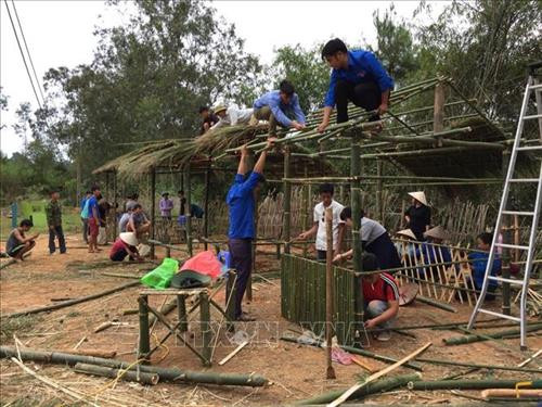 Đoàn viên thanh niên xã Văn An (huyện Chi Lăng) xây dựng điểm vui chơi cho thiếu nhi tại địa phương. Ảnh: Ngọc Tùng - TTXVN Đoàn viên thanh niên xã Văn An (huyện Chi Lăng) xây dựng điểm vui chơi cho thiếu nhi tại địa phương. Ảnh: Ngọc Tùng - TTXVN