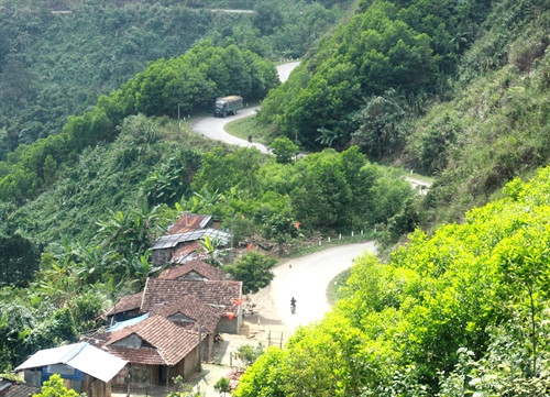 Cung đường tuyệt đẹp uốn lượn như những dải lụa đào