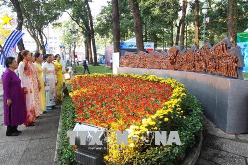 Các đại biểu tham quan triển lãm kỷ niệm cuộc tổng tiến công và nổi dậy xuân Mậu Thân 1968. Ảnh: Thanh Vũ - TTXVN